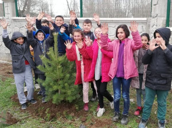 Okul bahçemize öğrencilerimizle beraber ağaç diktik.