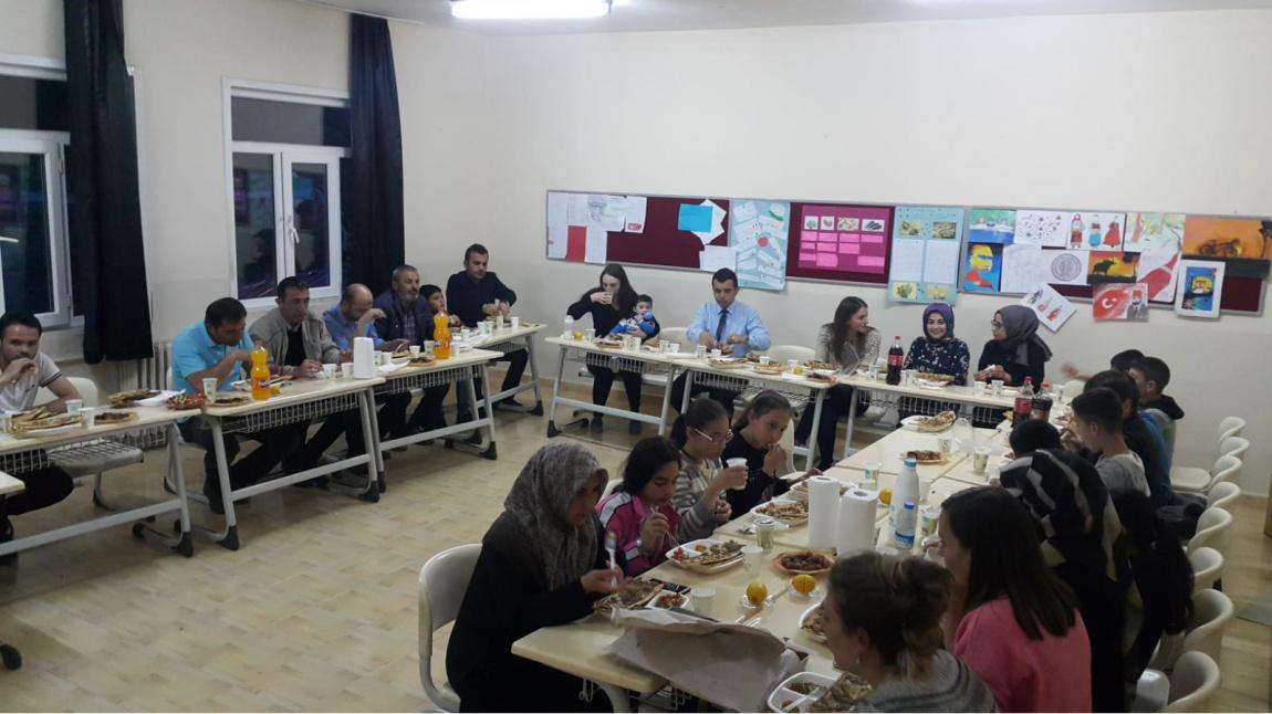 Okulumuzda öğrencilerimiz ve öğretmenlerimizle beraber iftar programı yaptık